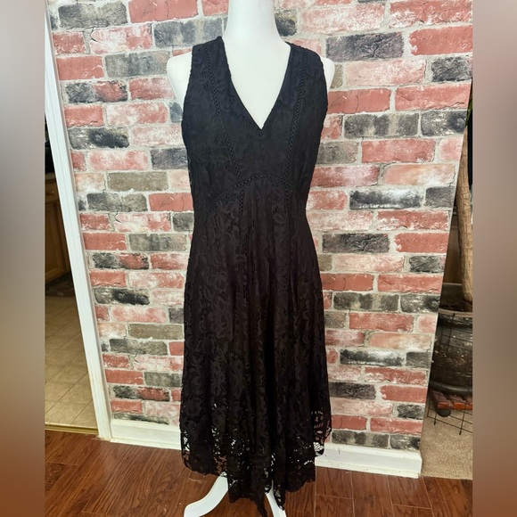 Taylor Dresses & Skirts - TAYLOR GUC V-neck Eyelet Dress & Handkerchief skirt, Size 10